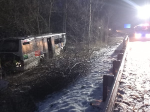 Autobus vyletěl ze silnice daleko do pole, ledovka komplikuje život řidičům i chodcům v Karlovarském kraji