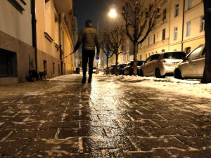 Chodníky se změnily v nebezpečná kluziště