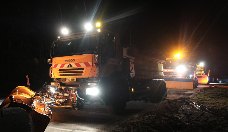 Karlovarsko znovu trápí ledovka. Silničáři hlásí nehody