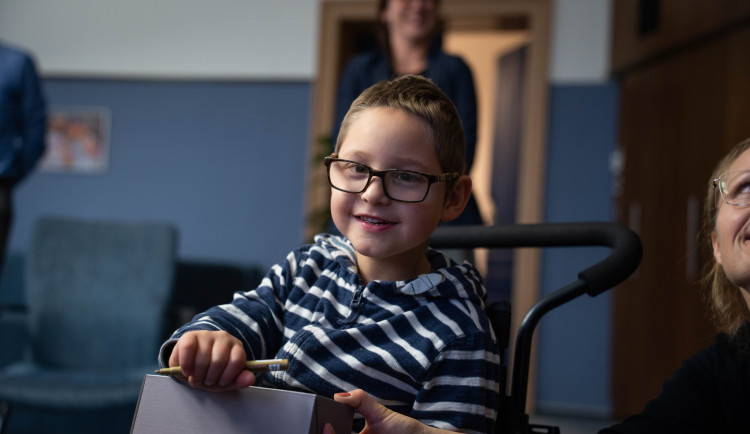 Mikulášek s mozkovou obrnou dostal nejlepší dárek. Lidé mu přispěli na speciální ortézy