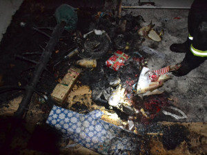 Hasiči zasahovali u požárů vánočních stromků. Dva lidé se nadýchali kouře