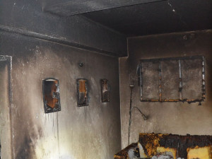 Hasiči zasahovali u požárů vánočních stromků. Dva lidé se nadýchali kouře