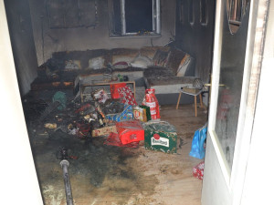 Hasiči zasahovali u požárů vánočních stromků. Dva lidé se nadýchali kouře