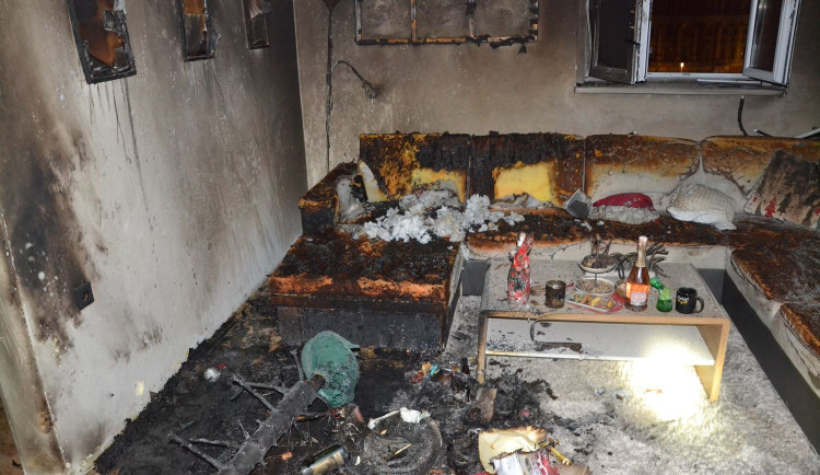 Hasiči zasahovali u požárů vánočních stromků. Dva lidé se nadýchali kouře