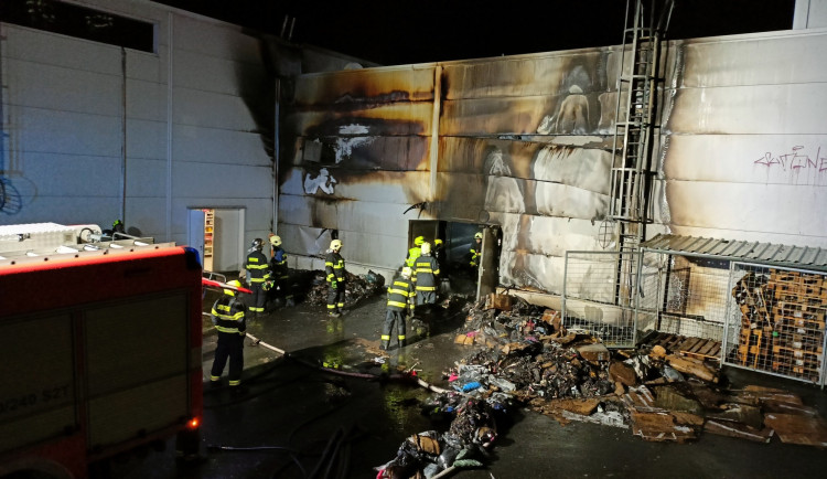 V Mariánských Lázních vyhořel obchoďák. Škoda půjde do milionů