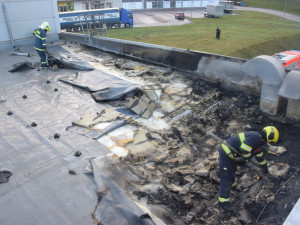 Požár Tesca v Mariánských Lázních vyšetřuje policie. Škoda je dvacet milionů korun