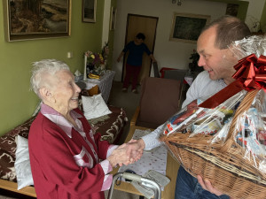 Žena z Karlovarska slaví 102 let. Dostala kinder čokoládky i becherovku