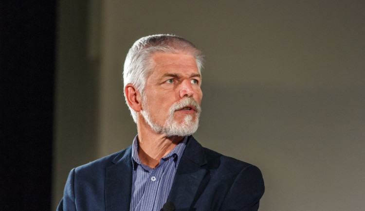 Pavlovi fandí herci i kněz. Nerudové mladí, Babišovi Zeman a Divišovi Babica