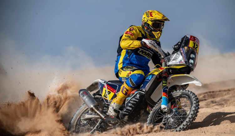 Michek drží na Dakaru dvacátou pozici, na čelo ztrácí čtvrt hodiny. Podmol končí