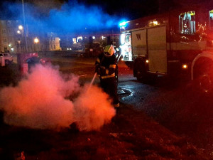 Ve Varech se uvolnil vánoční strom a hrozil pádem. Hasiči během noci vyjížděli k třiceti událostem