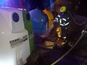 Ve Varech se uvolnil vánoční strom a hrozil pádem. Hasiči během noci vyjížděli k třiceti událostem