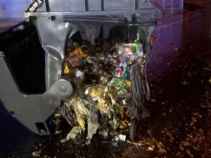 Ve Varech se uvolnil vánoční strom a hrozil pádem. Hasiči během noci vyjížděli k třiceti událostem