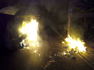 Ve Varech se uvolnil vánoční strom a hrozil pádem. Hasiči během noci vyjížděli k třiceti událostem