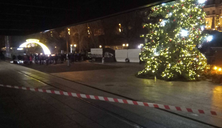 Ve Varech se uvolnil vánoční strom a hrozil pádem. Hasiči během noci vyjížděli k třiceti událostem