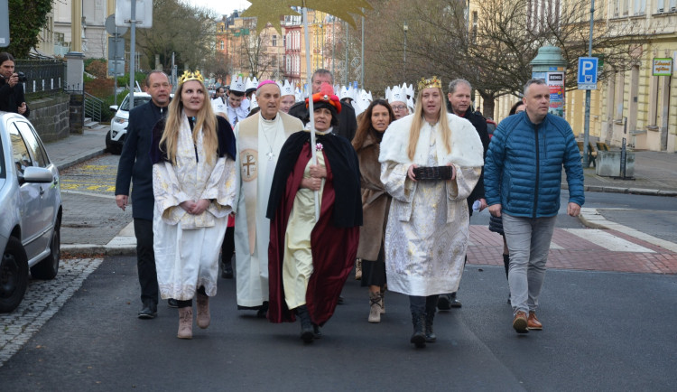 Začala Tříkrálová sbírka. Do ulic v Karlových Varech vyrazily desítky koledníků