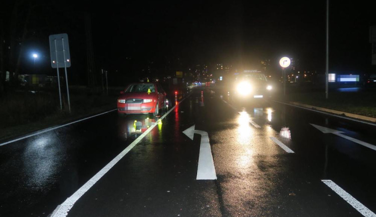 Řidič v Sokolově srazil chodce. Policie hledá svědky nehody