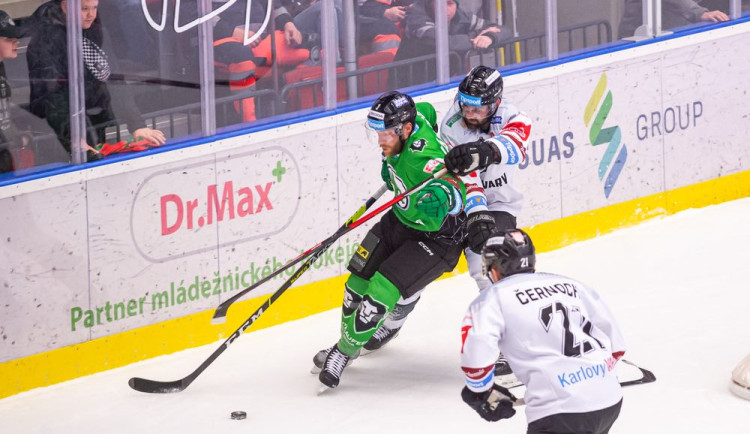 Petr Koblasa v souboji o míč