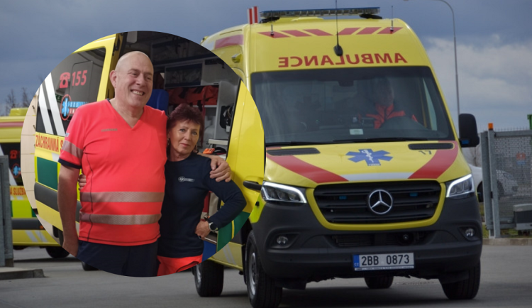 Při houkání sanitky se nám zasteskne, loučí se vysloužilí záchranáři