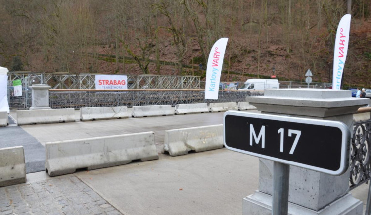 Pásku slavnostně přestřihli primátorka města Andrea Pfeffer Ferklová, náměstek primátorky Tomáš Trtek, radní města Petr Bursík a zástupce zhotovitelské společnosti Petr Popsimov