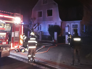 Šest jednotek hasičů likvidovalo v Mariánských Lázních požár rodinného domu