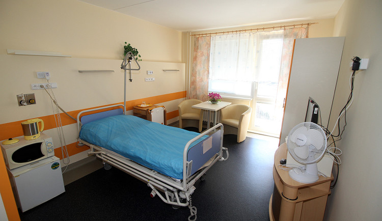 Nemocnice v K.Varech po havárii elektrozařízení na několik hodin omezila provoz