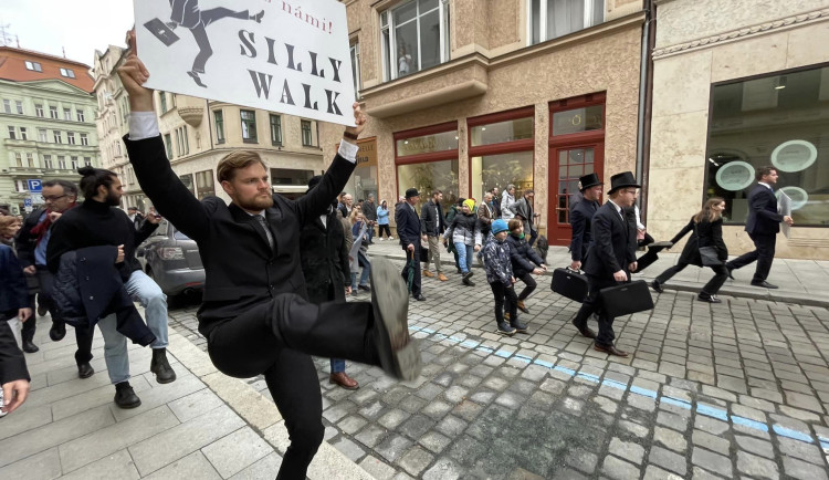 Brnem se prošli švihlí chodci s kufříky a v oblecích