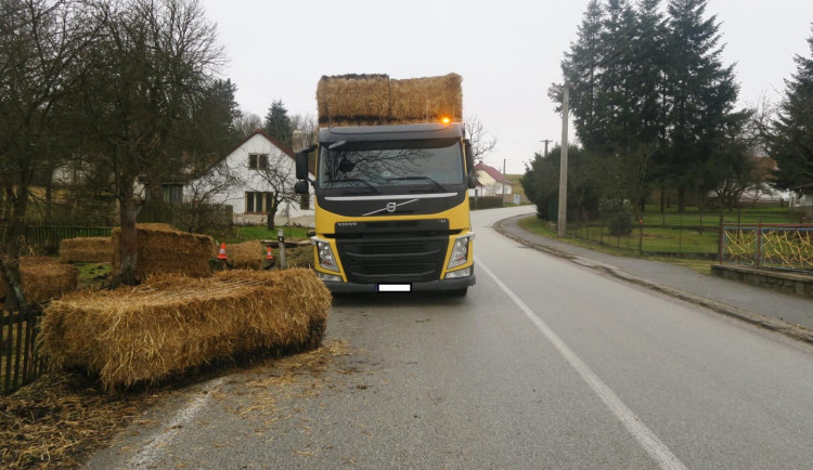 Uvolněné balíky zdemolovaly plot a elekrický rozvaděč. Škoda je 150 tisíc