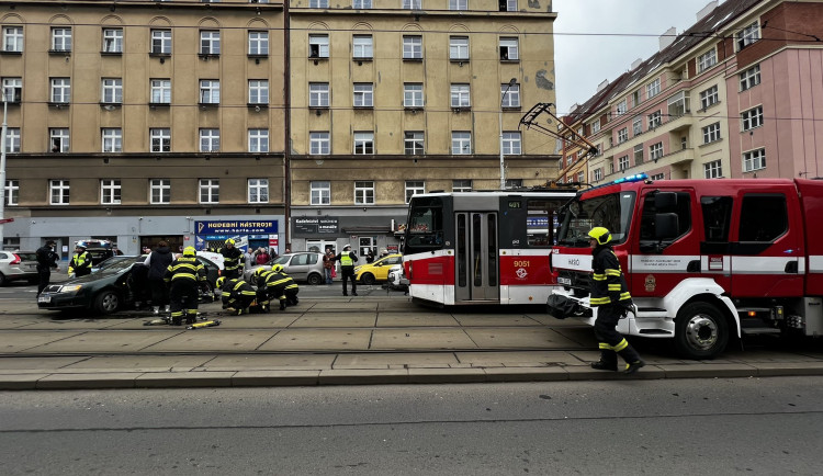 V Koněvově ulici se střetla tramvaj s autem. Hasiči vyprostili dvě ženy a jedno dítě