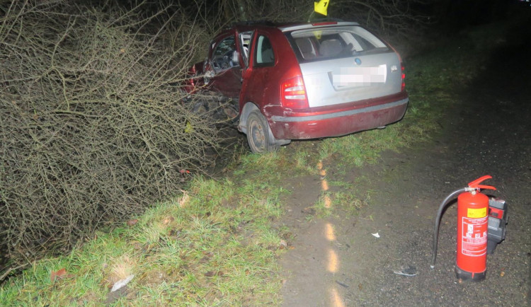 Mezi Svatavou a Lomnicí na Sokolovsku zemřel při srážce dvou osobních automobilů jeden člověk