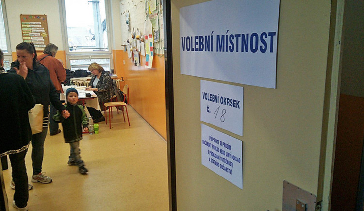 Volební místnosti se otevřely. Češi rozhodují o tom, kdo nahradí Miloše Zemana