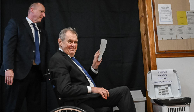 Miloš Zeman ve volební místnosti.