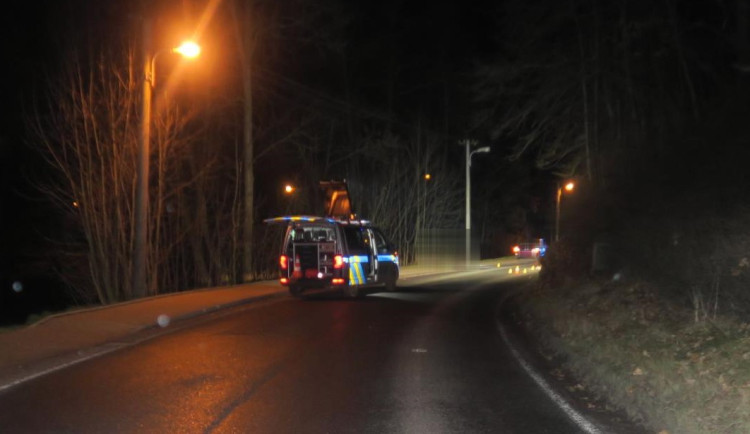 Osobní automobil usmrtil chodce, který před střetem klečel nebo ležel na silnici