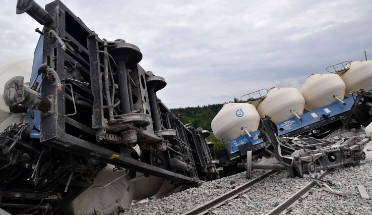 Vykolejení vlaku se 13 vagony způsobilo škody za 20 milionů, strojvedoucího soud osvobodil