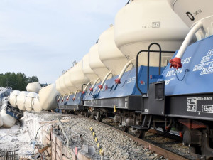 Vykolejení vlaku se 13 vagony způsobilo škody za 20 milionů, strojvedoucího soud osvobodil