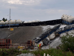 Vykolejení vlaku se 13 vagony způsobilo škody za 20 milionů, strojvedoucího soud osvobodil