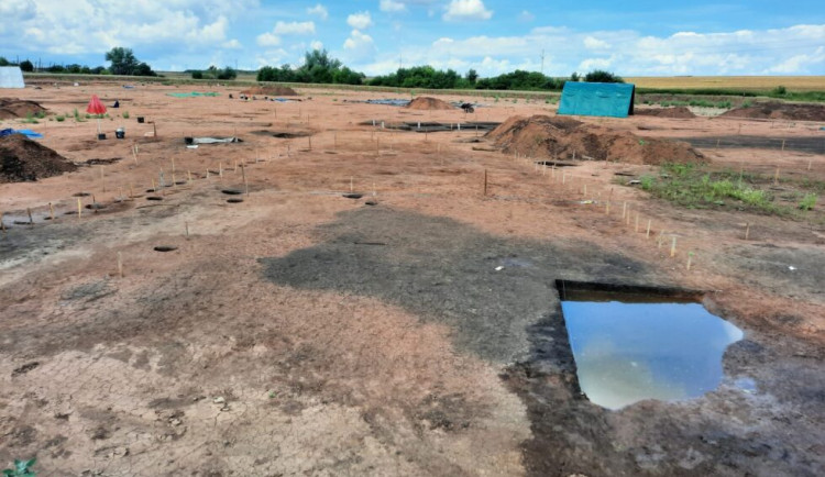 Archeologický výzkum v trase D6 doložil husté pravěké osídlení