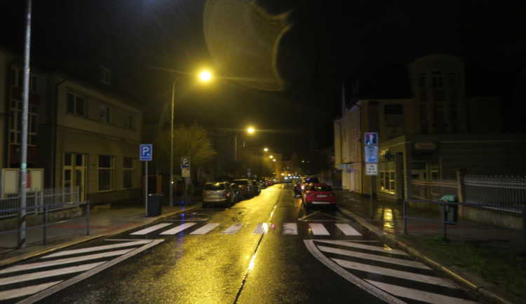 Policie hledá svědky nehody, při které byla na přechodu pro chodce sražena žena