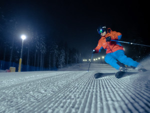 Večerní lyžování na Klínovci si letos poprvé užily desítky lyžařů