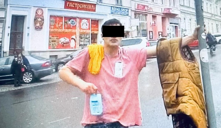 V Karlových Varech řádí psychicky narušený muž. Nikdo si s ním neví rady, štve strážníky