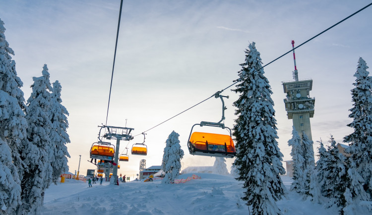 Lyžovačka na Karlovarsku táhne. Na sjezdovky zamířily zamířily tisíce lidí