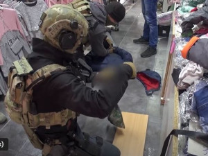 Asijský trhovec prodával vedle triček i kilogramy pervitinu. Celníci a policisté ho zadrželi přímo při činu