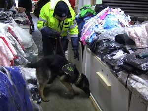 Asijský trhovec prodával vedle triček i kilogramy pervitinu. Celníci a policisté ho zadrželi přímo při činu