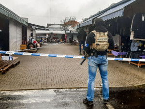 Asijský trhovec prodával vedle triček i kilogramy pervitinu. Celníci a policisté ho zadrželi přímo při činu