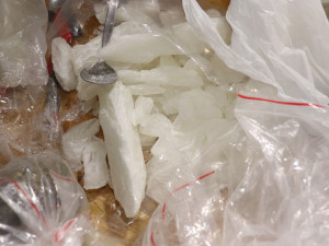 Asijský trhovec prodával vedle triček i kilogramy pervitinu. Celníci a policisté ho zadrželi přímo při činu