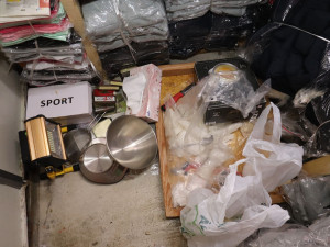 Asijský trhovec prodával vedle triček i kilogramy pervitinu. Celníci a policisté ho zadrželi přímo při činu