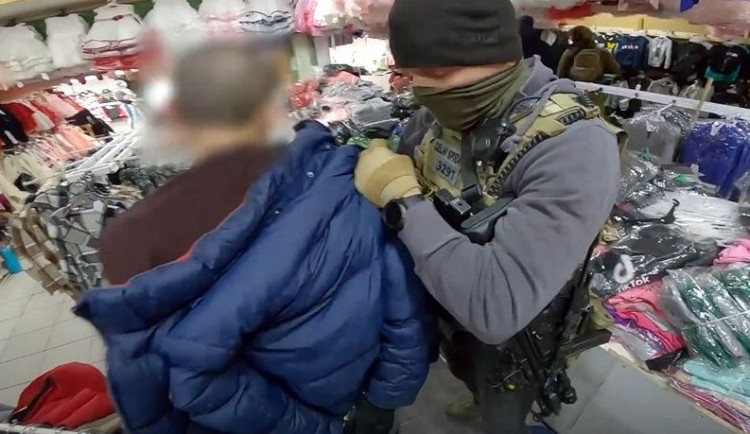 Asijský trhovec prodával vedle triček i kilogramy pervitinu. Celníci a policisté ho zadrželi přímo při činu