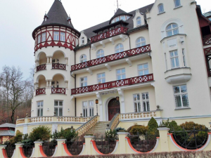 Výtěžek z prodeje hotelu Trocnov chtějí Vary nechat na investice