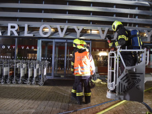 V Karlových Varech hořelo letiště. Selhala elektroinstalace, myslí si hasiči