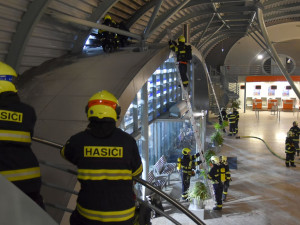 V Karlových Varech hořelo letiště. Selhala elektroinstalace, myslí si hasiči