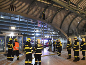 V Karlových Varech hořelo letiště. Selhala elektroinstalace, myslí si hasiči